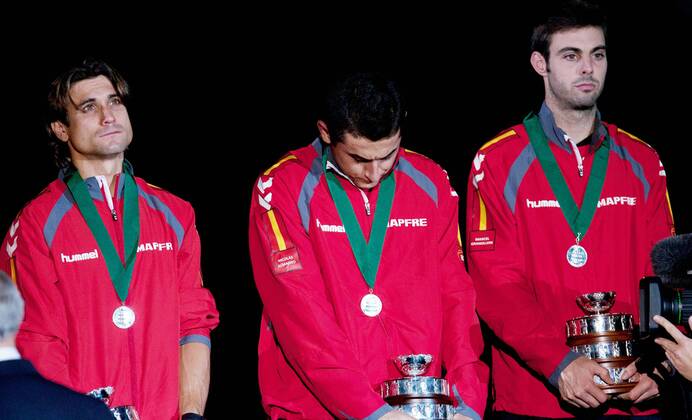 TENNIS - ITF, Davis Cup Finale, CZE vs ESP PRAG,TSCHECHIEN,18.NOV.12 - TENNIS - ITF, Davis Cup Finale, Tschechien vs Spanien, Siegerehrung. Bild zeigt David Ferrer, Nicolas Almagro und Marcel Granollers (ESP). Keywords: Medaille. 