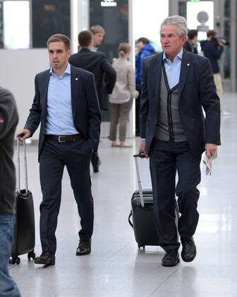FUSSBALL CHAMPIONS LEAGUE Hinspiel 2012 2013 Valencia CF - FC Bayern München 19.11.2012 Die Spieler des FCB auf dem Weg nach Valencia am Münchner Flughafen Philipp Lahm mit Trainer Jupp Heynckes (v. li., FC Bayern München) 