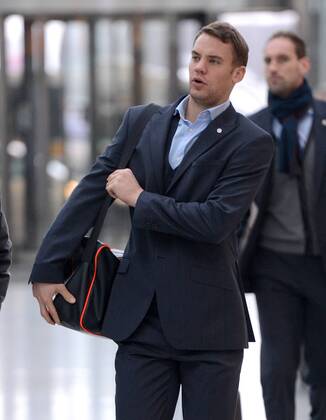 FUSSBALL CHAMPIONS LEAGUE Hinspiel 2012 2013 Valencia CF - FC Bayern München 19.11.2012 Die Spieler des FCB auf dem Weg nach Valencia am Münchner Flughafen Torwart Manuel Neuer (FC Bayern München) 