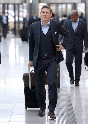 FUSSBALL CHAMPIONS LEAGUE Hinspiel 2012 2013 Valencia CF - FC Bayern München 19.11.2012 Die Spieler des FCB auf dem Weg nach Valencia am Münchner Flughafen Bastian Schweinsteiger (FC Bayern München) 