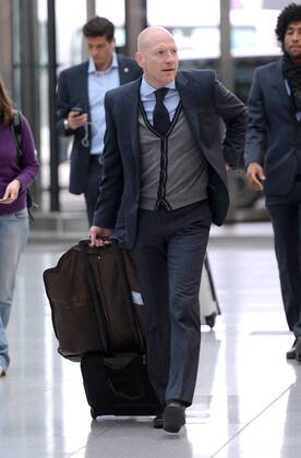 FUSSBALL CHAMPIONS LEAGUE Hinspiel 2012 2013 Valencia CF - FC Bayern München 19.11.2012 Die Spieler des FCB auf dem Weg nach Valencia am Münchner Flughafen Sportvorstand Matthias Sammer (FC Bayern München) 