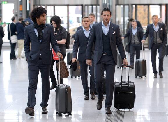 FUSSBALL CHAMPIONS LEAGUE Hinspiel 2012 2013 Valencia CF - FC Bayern München 19.11.2012 Die Spieler des FCB auf dem Weg nach Valencia am Münchner Flughafen Dante und Claudio Pizarro (v. li., FC Bayern München) 