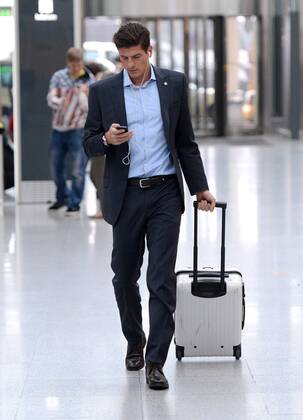 FUSSBALL CHAMPIONS LEAGUE Hinspiel 2012 2013 Valencia CF - FC Bayern München 19.11.2012 Die Spieler des FCB auf dem Weg nach Valencia am Münchner Flughafen Mario Gomez (FC Bayern München) 