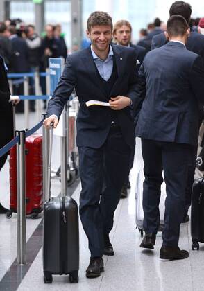 FUSSBALL CHAMPIONS LEAGUE Hinspiel 2012 2013 Valencia CF - FC Bayern München 19.11.2012 Die Spieler des FCB auf dem Weg nach Valencia am Münchner Flughafen Thomas Mueller (FC Bayern München) 
