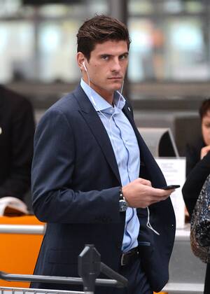 FUSSBALL CHAMPIONS LEAGUE Hinspiel 2012 2013 Valencia CF - FC Bayern München 19.11.2012 Die Spieler des FCB auf dem Weg nach Valencia am Münchner Flughafen Mario Gomez (FC Bayern München) 