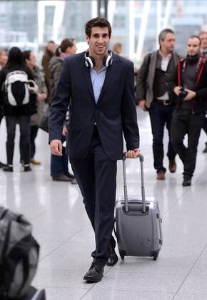 FUSSBALL CHAMPIONS LEAGUE Hinspiel 2012 2013 Valencia CF - FC Bayern München 19.11.2012 Die Spieler des FCB auf dem Weg nach Valencia am Münchner Flughafen Javi , Javier Martinez (FC Bayern München) 
