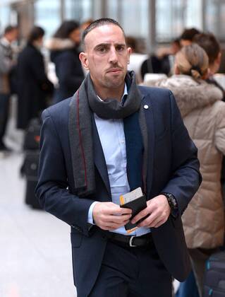 FUSSBALL CHAMPIONS LEAGUE Hinspiel 2012 2013 Valencia CF - FC Bayern München 19.11.2012 Die Spieler des FCB auf dem Weg nach Valencia am Münchner Flughafen Franck Ribery (FC Bayern München) 