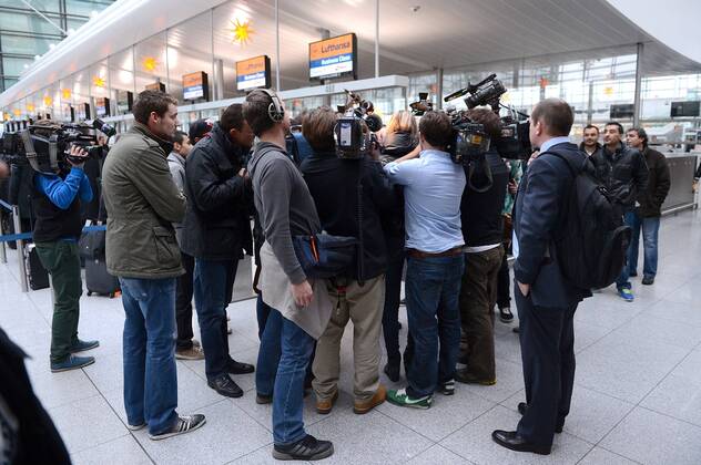 FUSSBALL CHAMPIONS LEAGUE Hinspiel 2012 2013 Valencia CF - FC Bayern München 19.11.2012 Die Spieler des FCB auf dem Weg nach Valencia am Münchner Flughafen Journalisten interviewen Franck Ribery (FC Bayern München) 