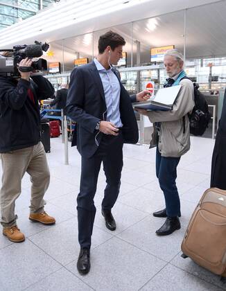 FUSSBALL CHAMPIONS LEAGUE Hinspiel 2012 2013 Valencia CF - FC Bayern München 19.11.2012 Die Spieler des FCB auf dem Weg nach Valencia am Münchner Flughafen Mario Gomez (FC Bayern München) schreibt ein Autogramm 