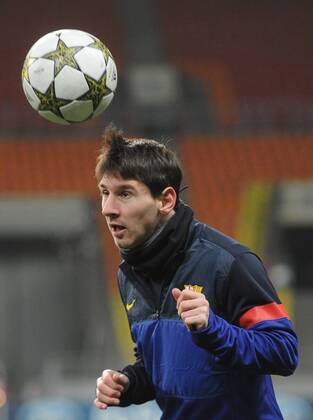 ITAR-TASS: MOSCOW, RUSSIA. NOVEMBER 19, 2012. Barcelona s Lionel Messi heads the ball during a training session at Luzhniki Stadium ahead of their UEFA Champions League Group G .  premiumd RE10DD0D