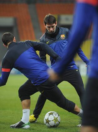 ITAR-TASS: MOSCOW, RUSSIA. NOVEMBER 19, 2012. Barcelona s Lionel Messi (C back) during a training session at Luzhniki Stadium ahead of their UEFA Champions League Group G .  RE10DD0C