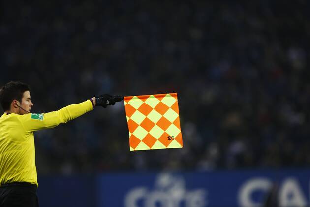 Football - soccer: first division germany, 1. Bundesliga 2012 2013, Hamburger SV (HSV) - 1. FSV Mainz 05, Symbolfoto eines Linienrichters xPhilippxSzyzax xHOCHxZWEIx