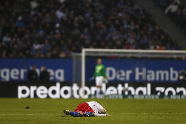 Football - soccer: first division germany, 1. Bundesliga 2012 2013, Hamburger SV (HSV) - 1. FSV Mainz 05, Tolgay Arslan (Hamburger SV, 18) liegt am Boden xPhilippxSzyzax xHOCHxZWEIx