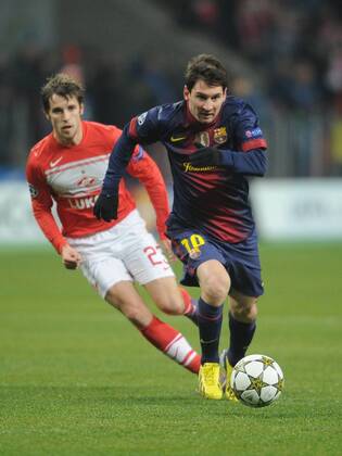 ITAR-TASS: MOSCOW, RUSSIA. NOVEMBER 20, 2012. Barcelona s Pedro Rodriguez (R) runs with the ball under pressure from Spartak s Dmitry Kombarov in a UEFA Champions League Group G football match at Luzhniki Stadium.  RE10DE8D