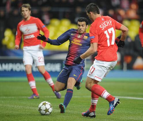 ITAR-TASS: MOSCOW, RUSSIA. NOVEMBER 20, 2012. Barcelona s Pedro Rodriguez (C) handles the ball under pressure Spartak s Marek Suchy (R) in a UEFA Champions League Group G football match at Luzhniki Stadium.  RE10DE8F