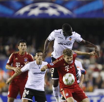 20-11-12 CHAMPIONS LEAGUE VALENCIA CF - FC BAYERN MÜNCHEN Aly Cissokho gegen Thomas Müller 