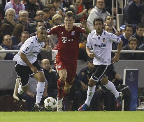 20-11-12 CHAMPIONS LEAGUE VALENCIA CF - FC BAYERN MÜNCHEN Sofiane FEGHOULI gegen Bastian Schweinsteiger 