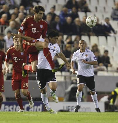 20-11-12 CHAMPIONS LEAGUE VALENCIA CF - FC BAYERN MÜNCHEN JAVI MARTINEZ gegen Ever BANEGA 