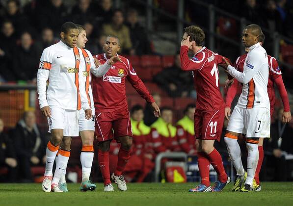 20-11-2012: Champions League, FCN, FC Nordjaelland - Shahktar Donetsk: Morten Nordstrand, FC Nordsjaelland FCN - Luiz Adriano, Shahktar Donetsk, nachdem dieser unsportlich nach einem Schiedsrichterball das 1:1 erzielt hat - 