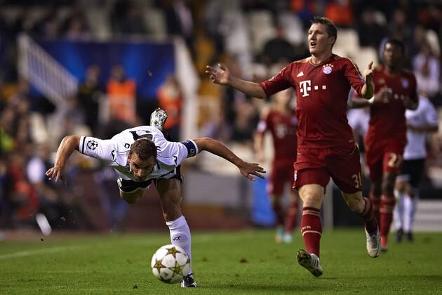VALENCIA, SPAIN - NOVEMBER 20: (L) Roberto Soldado of Valencia being fouled by (R) Schweinsteiger of Bayern Munich during the UEFA Champions League between Valencia CF and FC Bayern Munich at the Mestalla Stadium on November 20, 2012 in Valencia, Spain. (Photo by Aitor Alcalde Colomer) 