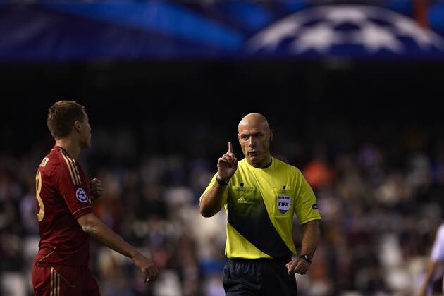 VALENCIA, SPAIN - NOVEMBER 20: Referee Howard Webb gestures to Holger Badstuber during the UEFA Champions League between Valencia CF and FC Bayern Munich at the Mestalla Stadium on November 20, 2012 in Valencia, Spain. (Photo by Aitor Alcalde Colomer) 