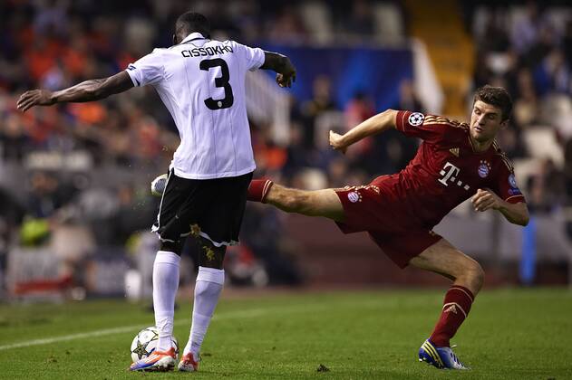 VALENCIA, SPAIN - NOVEMBER 20: (L) Aly Cissokho of Valencia competes for the ball with (R) Thomas Müller of Bayern Munich during the UEFA Champions League between Valencia CF and FC Bayern Munich at the Mestalla Stadium on November 20, 2012 in Valencia, Spain. (Photo by Aitor Alcalde Colomer) 