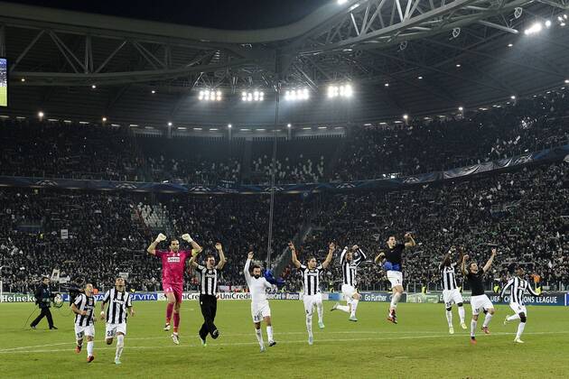Torino 20 11 2012 - Champions League Juventus Turin; Schlussjubel Juventus 
