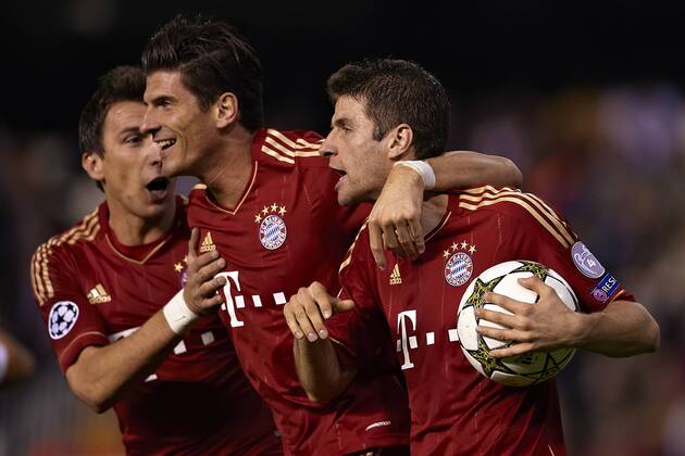VALENCIA, SPAIN - NOVEMBER 20: Muller of Bayer Munich celebrates the first goal for Bayer Munich with his team mates during the UEFA Champions League between Valencia CF and FC Bayern Munich at the Mestalla Stadium on November 20, 2012 in Valencia, Spain. (Photo by Aitor Alcalde Colomer) 