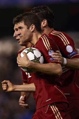 VALENCIA, SPAIN - NOVEMBER 20: Muller of Bayer Munich celebrates the first goal for Bayer Munich with his team mates during the UEFA Champions League between Valencia CF and FC Bayern Munich at the Mestalla Stadium on November 20, 2012 in Valencia, Spain. (Photo by Aitor Alcalde Colomer) 