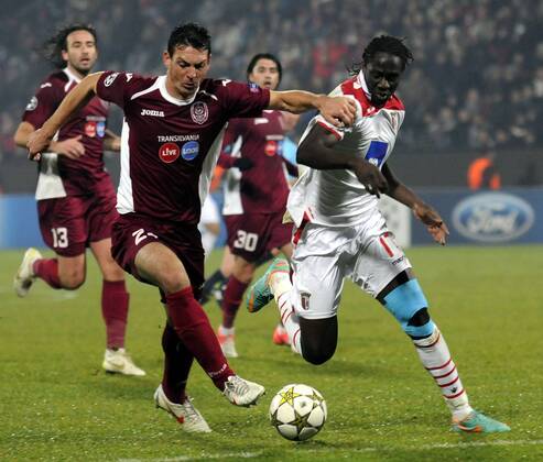20.11.2012 Cluj-Napoca(Romania) FC CFR Cluj-SC Sporting Braga UEFA Champions League men football Eder (r) SC Sporting Braga and Ionut Rada(L) FC CFR Cluj :Stringer in cooperation with 