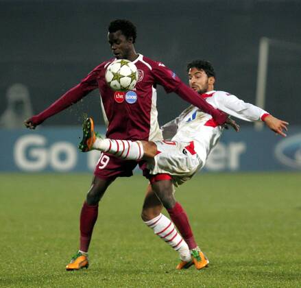 20.11.2012 Cluj-Napoca(Romania) FC CFR Cluj-SC Sporting Braga UEFA Champions League men football Helder Barbosa (r) SC Sporting Braga stoped from Modou Sougou (L) FC CFR Cluj :Stringer in cooperation with 