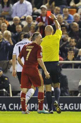 20.10.2012, Fussball, Champions League, Gruppenphase, 5. Spieltag im Mestalla Stadion, CF Valencia ( weiss) - FC Bayern München (rot)----- Schiedsrichter Howard Webb zeigt Antonio Barragan die rote Karte Kolvenbach