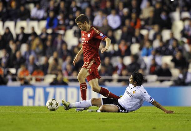 20.10.2012, Fussball, Champions League, Gruppenphase, 5. Spieltag im Mestalla Stadion, CF Valencia ( weiss) - FC Bayern München (rot)----- Torschütze Thomas Müller (FCB) gegen Ever Banega (Valencia) Kolvenbach