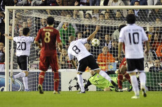 20.10.2012, Fussball, Champions League, Gruppenphase, 5. Spieltag im Mestalla Stadion, CF Valencia ( weiss) - FC Bayern München (rot)----- Das Tor zum 1:0 füt Valencia durch Sofiane Feghouli (8) Kolvenbach