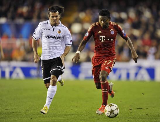 20.10.2012, Fussball, Champions League, Gruppenphase, 5. Spieltag im Mestalla Stadion, CF Valencia ( weiss) - FC Bayern München (rot)----- David Alaba (FCB) gegen Nelson Valdez (Valencia) Kolvenbach