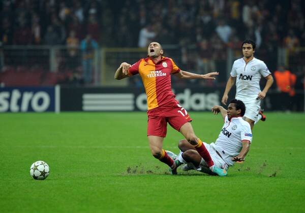 ISTANBUL, (Xinhua) -- Galatasaray s Yilmaz Burak (Front L) vies with Manchester United s Anderson (Front R) during their UEFA Champions League group H soccer match in Istanbul, Turkey, Nov. 20, 2012. Galatasaray won 1-0. (Xinhua Ma Yan) (jyc) TURKEY-ISTANBUL-UEFA CHAMPIONS LEAGUE-GALATASARAY VS MANCHESTER UNITED 