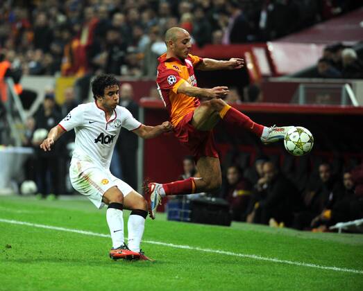 ISTANBUL, (Xinhua) -- Manchester United s Rafael (L) vies with Galatasaray s Nordin Amrabat during their UEFA Champions League group H soccer match in Istanbul, Turkey, Nov. 20, 2012. Galatasaray won 1-0. (Xinhua Ma Yan) (jyc) TURKEY-ISTANBUL-UEFA CHAMPIONS LEAGUE-GALATASARAY VS MANCHESTER UNITED 