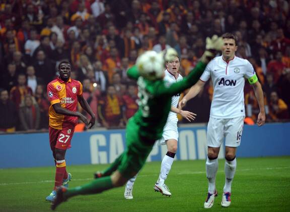 ISTANBUL, (Xinhua) -- Galatasaray s Eboue Emmanuel (L) shoots the ball during the UEFA Champions League group H soccer match against Manchester United in Istanbul, Turkey, Nov. 20, 2012. Galatasaray won 1-0. (Xinhua Ma Yan) (jyc) TURKEY-ISTANBUL-UEFA CHAMPIONS LEAGUE-GALATASARAY VS MANCHESTER UNITED 