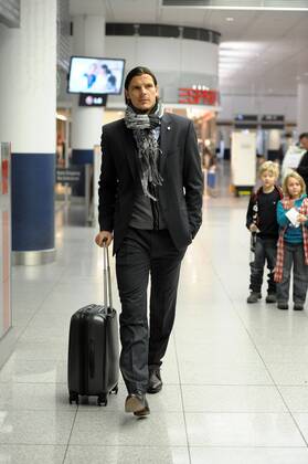 Daniel VAN BUYTEN (FC Bayern München), Freisteller Valencia CF - Bayern München, 21.11.12, Die Spieler des FCB bei der Ankunft auf dem Flughafen München.