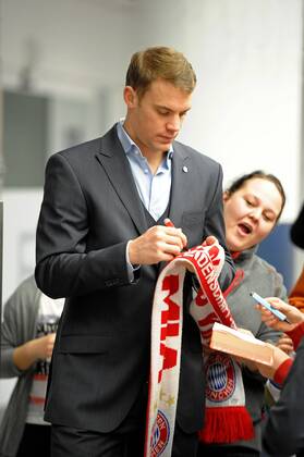 Torwart Manuel NEUER (FC Bayern München), Freisteller Valencia CF - Bayern München, 21.11.12, Die Spieler des FCB bei der Ankunft auf dem Flughafen München.