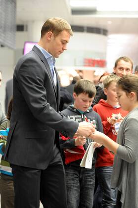 Torwart Manuel NEUER (FC Bayern München) gibt nach der Ankunft in München Autogramme an die Fans. Valencia CF - Bayern München, 21.11.12, Die Spieler des FCB bei der Ankunft auf dem Flughafen München.