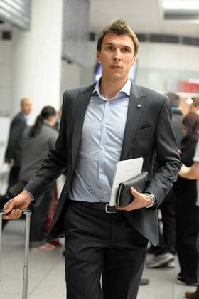 Mario MANDZUKIC (FC Bayern München), Freisteller Valencia CF - Bayern München, 21.11.12, Die Spieler des FCB bei der Ankunft auf dem Flughafen München.