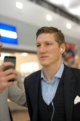 Bastian SCHWEINSTEIGER (FC Bayern München), Freisteller Valencia CF - Bayern München, 21.11.12, Die Spieler des FCB bei der Ankunft auf dem Flughafen München.