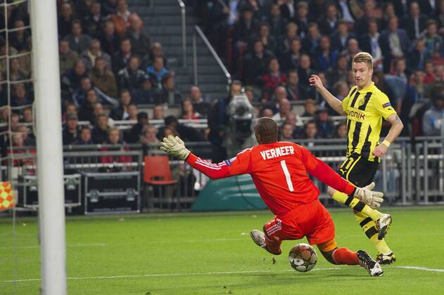 (L-R) goalkeeper Kenneth Vermeer of Ajax, Marco Reus of Borussia Dortmund during the Champions League match between Ajax Amsterdam and Borussia Dortmund at the Amsterdam Arena on November 21, 2012 in Amsterdam - Ajax Amsterdam v Borussia Dortmund Champions League 2012 2013 xVIxWillemxJanxDijkdrentxIVx 1258191