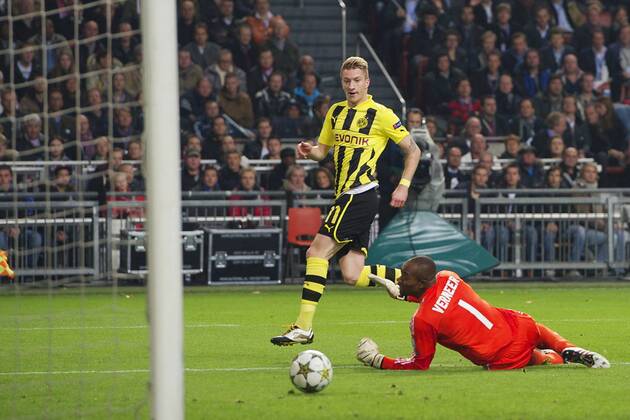 (L-R) goalkeeper Kenneth Vermeer of Ajax, Marco Reus of Borussia Dortmund during the Champions League match between Ajax Amsterdam and Borussia Dortmund at the Amsterdam Arena on November 21, 2012 in Amsterdam - Ajax Amsterdam v Borussia Dortmund Champions League 2012 2013 xVIxWillemxJanxDijkdrentxIVx 1258192
