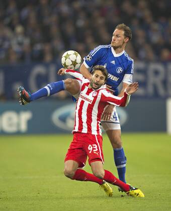 Gelsenkirchen, 21.11.2012, Veltins Arena, Fußball Benedikt Höwedes (S04), Djamel Abdoun (Olympiakos) FC Schalke 04 - Olympiakos Piräus