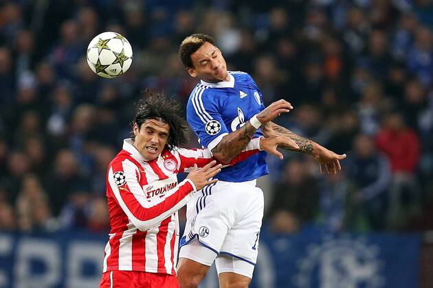 Fußball Champions League -- FC Schalke 04 - Olympiakos Piräus -- am 21.12.2012 in der Veltins-Arena in Gelsenkirchen Francois Modesto ( Piräus ), links - Jermaine Jones ( Schalke ), rechts