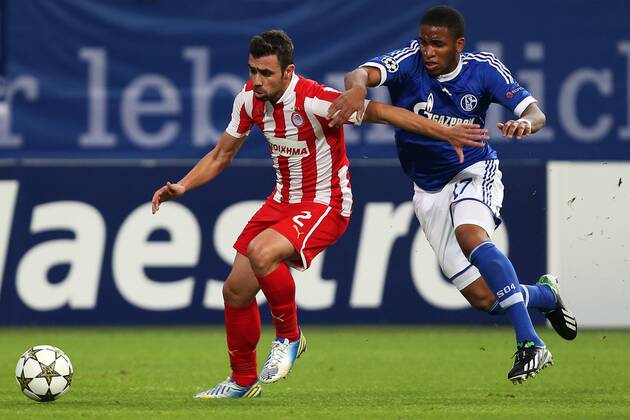 Fußball Champions League -- FC Schalke 04 - Olympiakos Piräus -- am 21.12.2012 in der Veltins-Arena in Gelsenkirchen Giannis Maniatis ( Piräus ), links - Jefferson Farfan ( Schalke ) , rechts