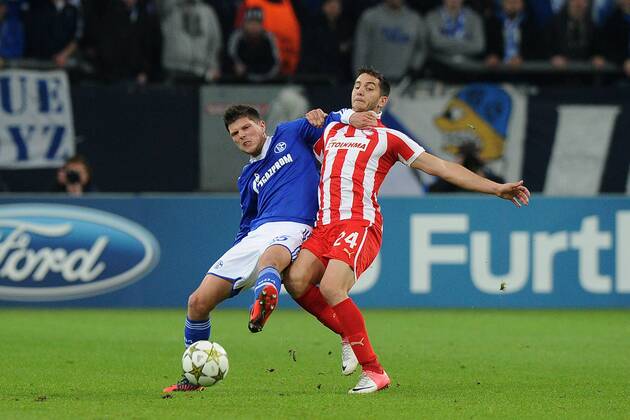 Fußball Champions League -- FC Schalke 04 - Olympiakos Piräus -- am 21.11.2012 in der Veltins-Arena in Gelsenkirchen Klaas Jan Huntelaar ( Schalke ), links - Kostas Manolas ( Piräus ), rechts
