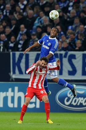 Fußball Champions League -- FC Schalke 04 - Olympiakos Piräus -- am 21.11.2012 in der Veltins-Arena in Gelsenkirchen Djamel Abdoun ( Piräus ), vorne - Jefferson Farfan ( Schalke ), hinten